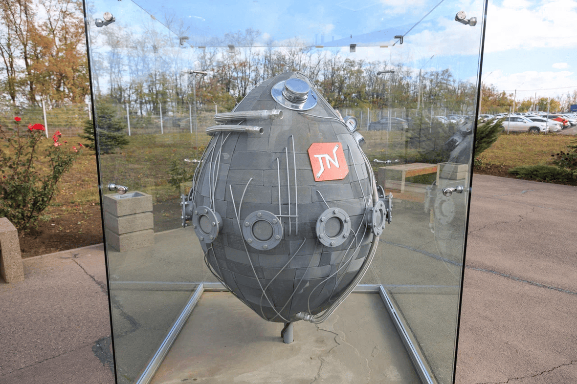 На &laquo;Заводе Техно&raquo; по инициативе директора установили арт-объект &mdash; &laquo;Производственное сердце&raquo;. Так же, как кровь курсирует через человеческое сердце по сосудам, на производстве в Красном Сулине течет расплавленный каменный материал, из которого изготавливают теплоизоляцию.