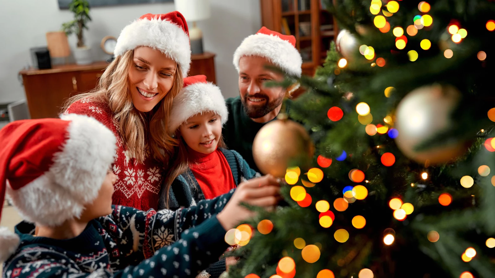 Новый год в народной культуре — часть святочного цикла, поэтому приметы и ритуалы этого дня связаны с идеей «поворота времени»