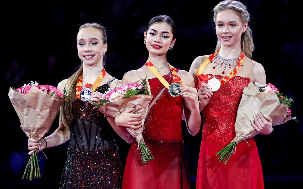 Алиса Двоеглазова (второе место), Аделия Петросян (первое место) и Мария Захарова (третье место) (слева направо) на церемонии награждения в женском одиночном катании