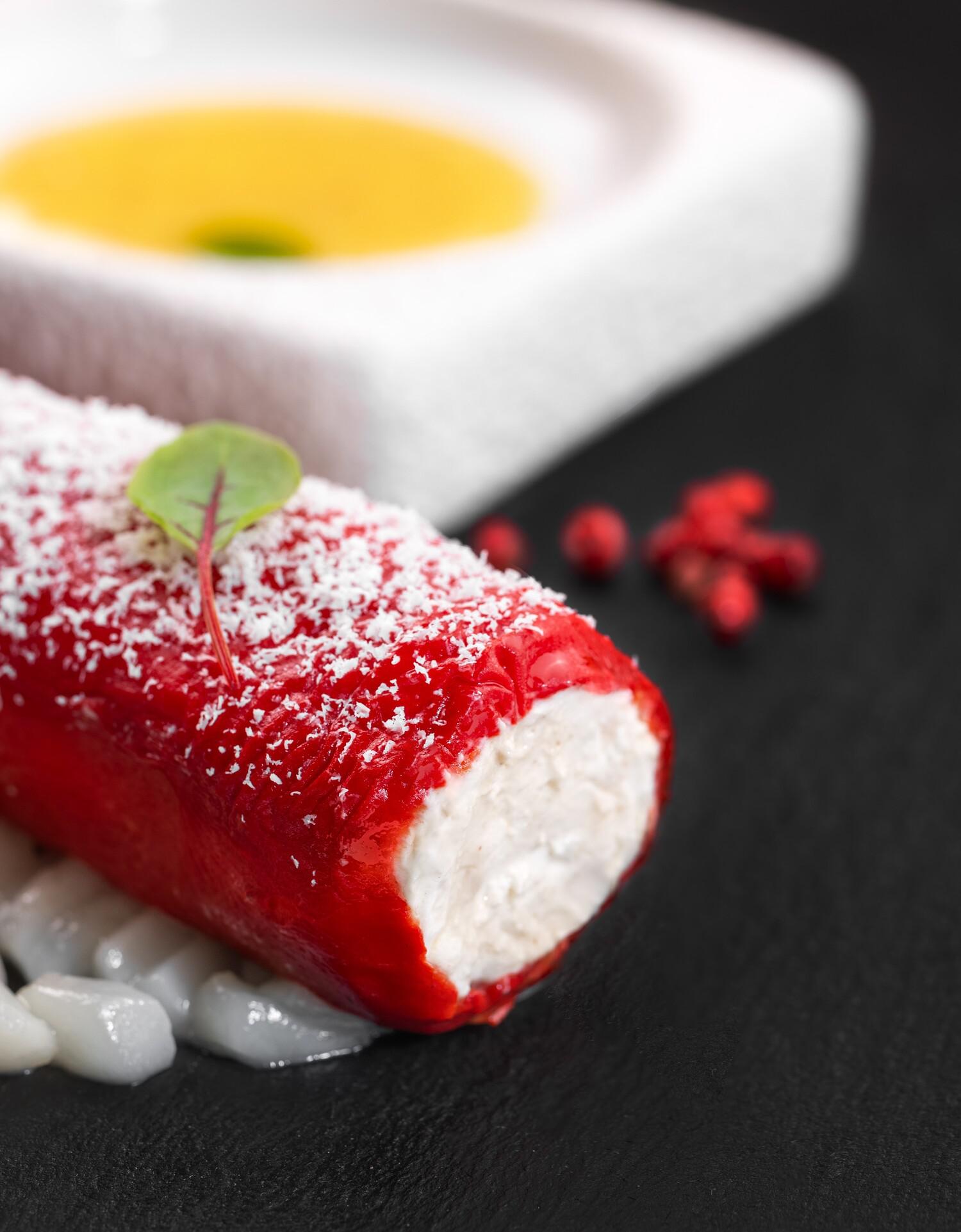Перец рамиро с козьим сыром и гребешком