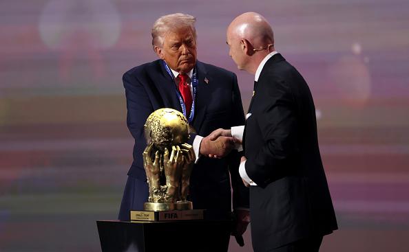 Дональд&nbsp;Трампа и Джанни Инфантино на вручении премии мира от ФИФА