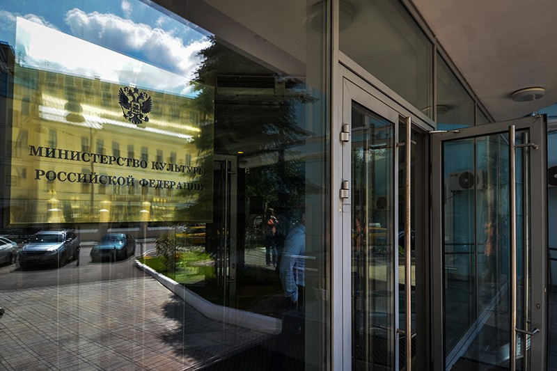 Отсутствие реальных функций регулятора у Ростуризма и МинкультурыПроблемы отрасли сообща решают Ростуризм, Минкультуры (курирует Ростуризм), Росавиация и другие ведомства. Министр культуры Владимир Мединский уже высказался против создания отдельного министерства и за передачу функций регулятора Ростуризму. Глава Ростуризма Олег Сафонов предложил правительству наделить службу контрольно-надзорными функциями с правом проведения проверок туроператоров.