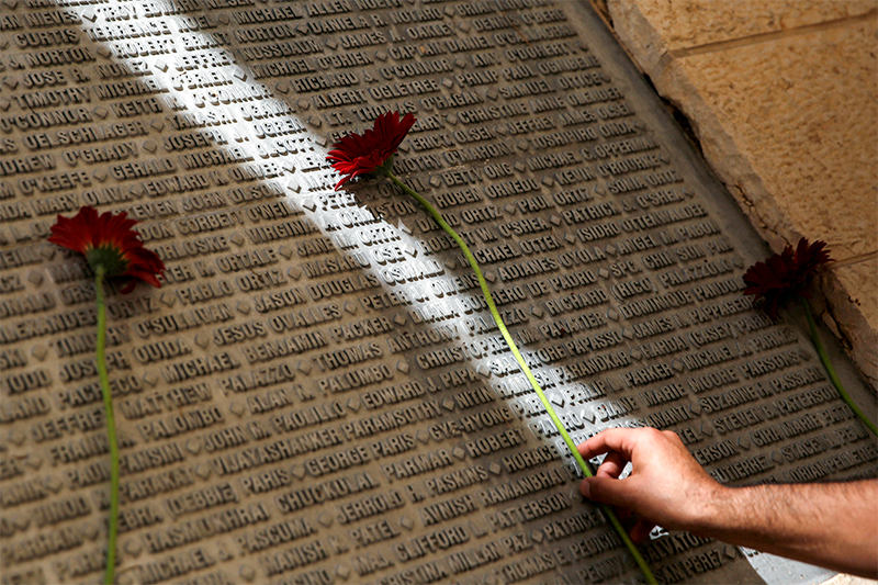 Цветы на&nbsp;мемориале-кенотафе, посвященном жертвам терактов 11 сентября. Иерусалим, Израиль