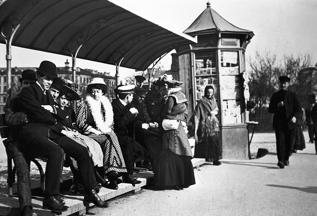 Дореволюционная Москва, 1910 год.&nbsp;Пассажиры на трамвайной остановке
