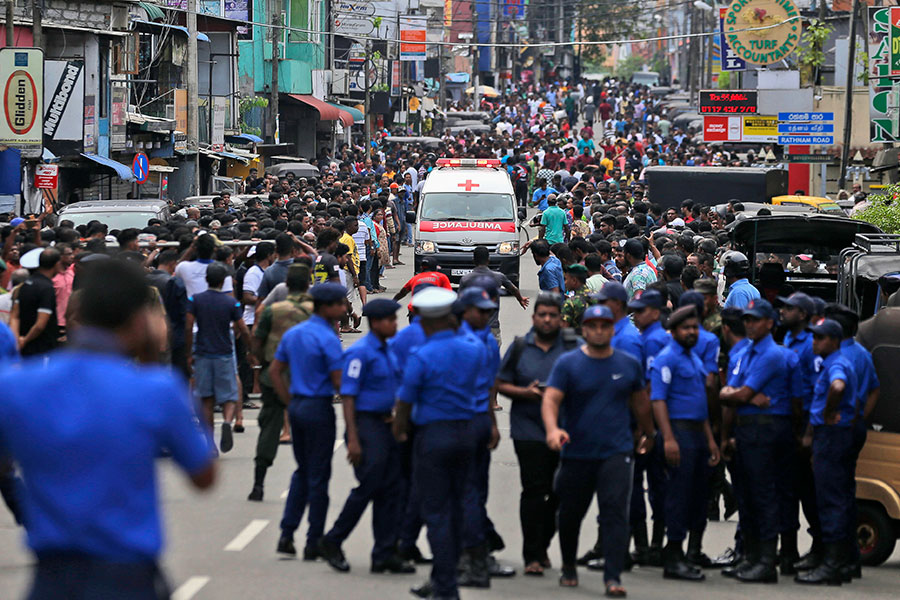 21 апреля с 18:00 по местному времени до утра следующего дня власти Шри-Ланки объявили комендантский час. Sky News уточняет: в этот период в стране также будет блокироваться доступ к соцсетям и мессенджерам