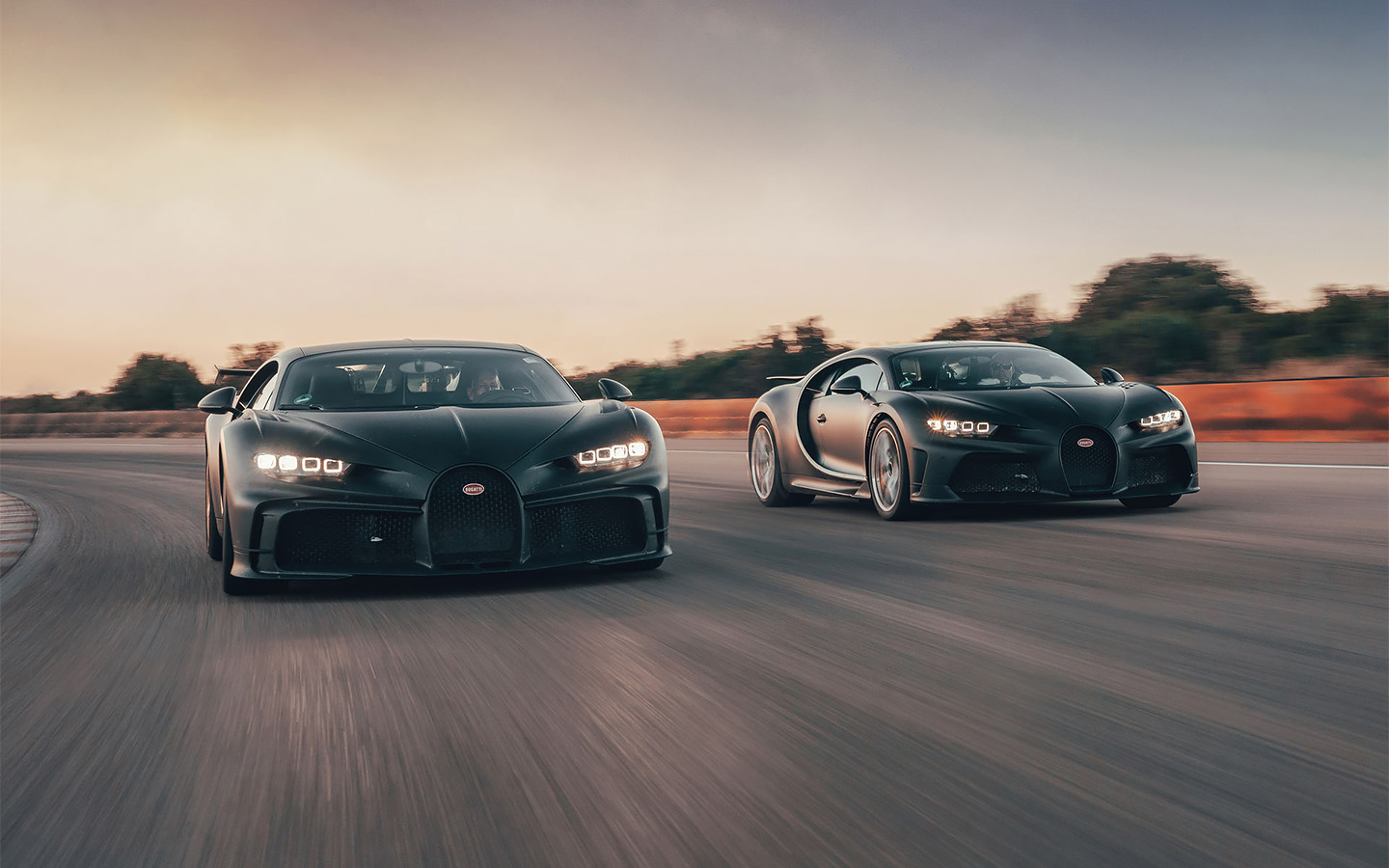 Гиперкары Bugatti Chiron испытали на скоростной трассе в Италии. Видео