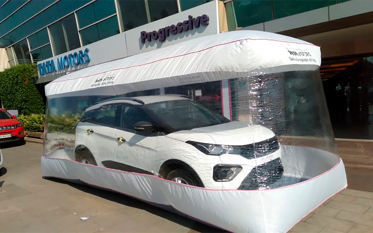 В Индии машины начали упаковывать в «пузыри» для защиты от коронавируса