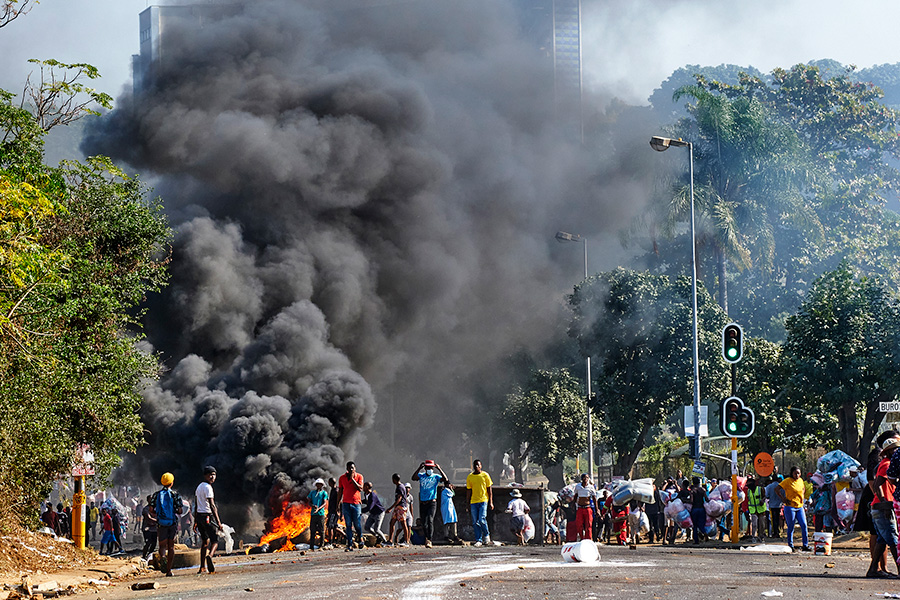 В ночь на 16 июля продолжались беспорядки в провинции Квазулу-Натал. Одним из основных центров протестов остается крупнейший город провинции Дурбан (на фото), где был сожжен рынок.

Провинция Квазулу-Натал&nbsp;&mdash; родина осужденного бывшего президента Джейкоба Зумы. Протесты также проходят в провинции Гаутенг, где расположена административная столица страны Претория и крупнейший город Йоханнесбург



