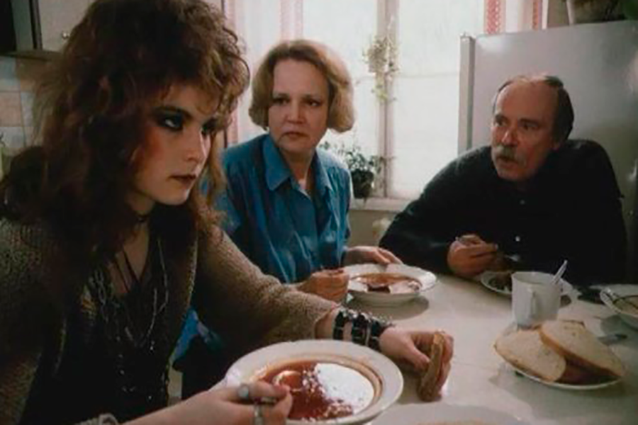 Анастасия Вознесенская (в центре),&nbsp;кадр из фильма Авария - дочь мента (1989)