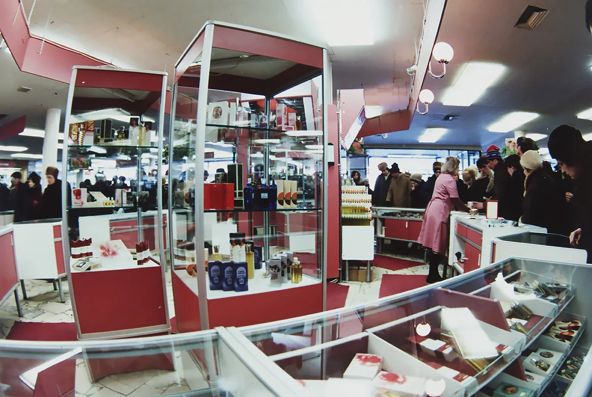 <p>В торговом зале столичного универсального магазина &laquo;Москвичка&raquo;, Москва, 1987 год</p>