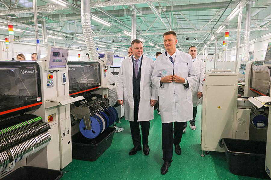 Юрий Слюсарь на заводе по производству компьютерной техники в Ростове-на-Дону ГК &laquo;Бештау&raquo;, 2025 год