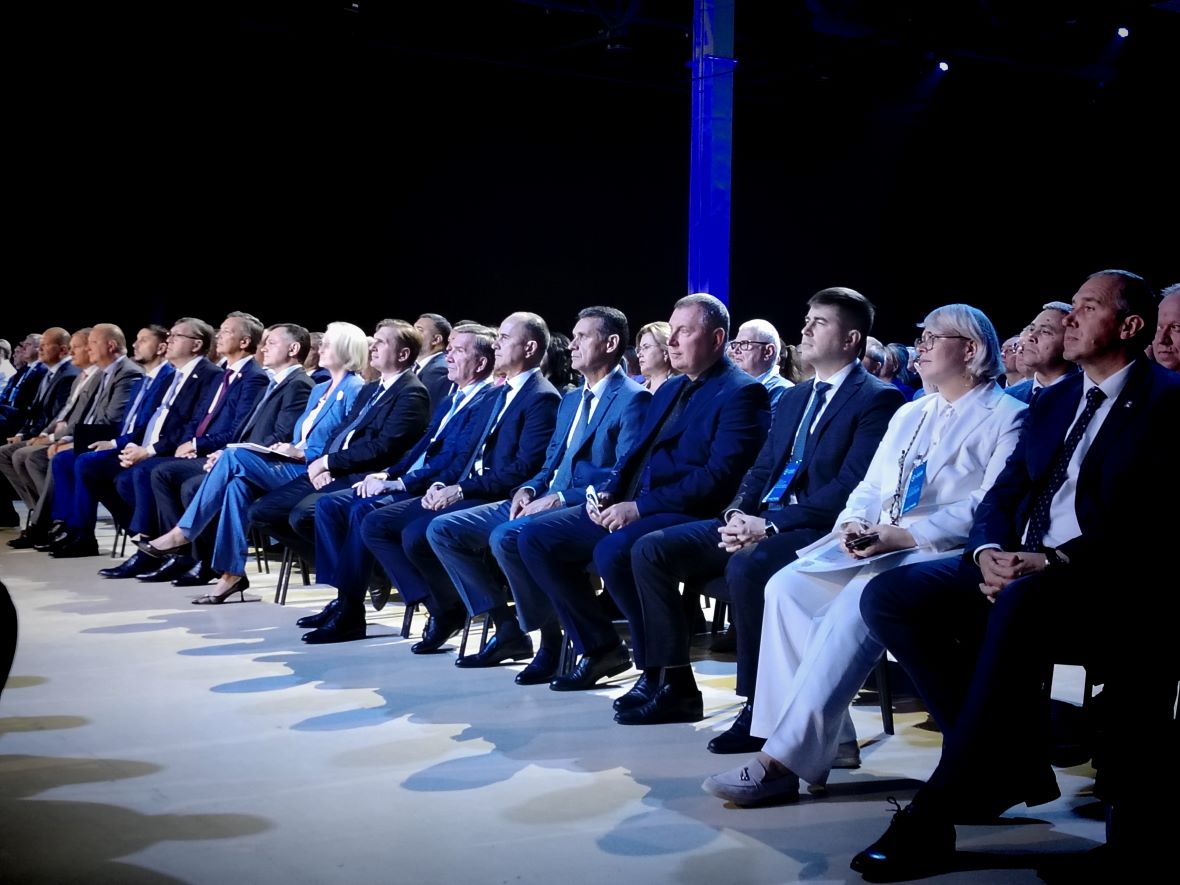 Прибыла основная делегация правительства: врио губернатора, председатель законодательного собрания, министры и их замы.