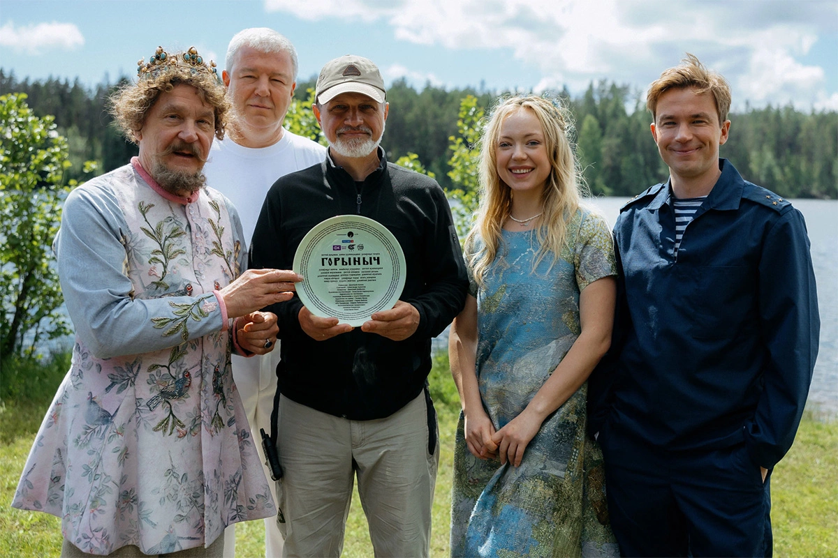 Актеры Сергей Маковецкий, Александр Робак, Александр Петров и Виктория Агалакова с режиссером Дмитрием Хониным на съемках фильма «Горыныч»