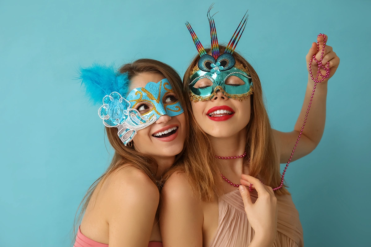 На маскараде каждый гость становится загадкой и частью волшебной истории