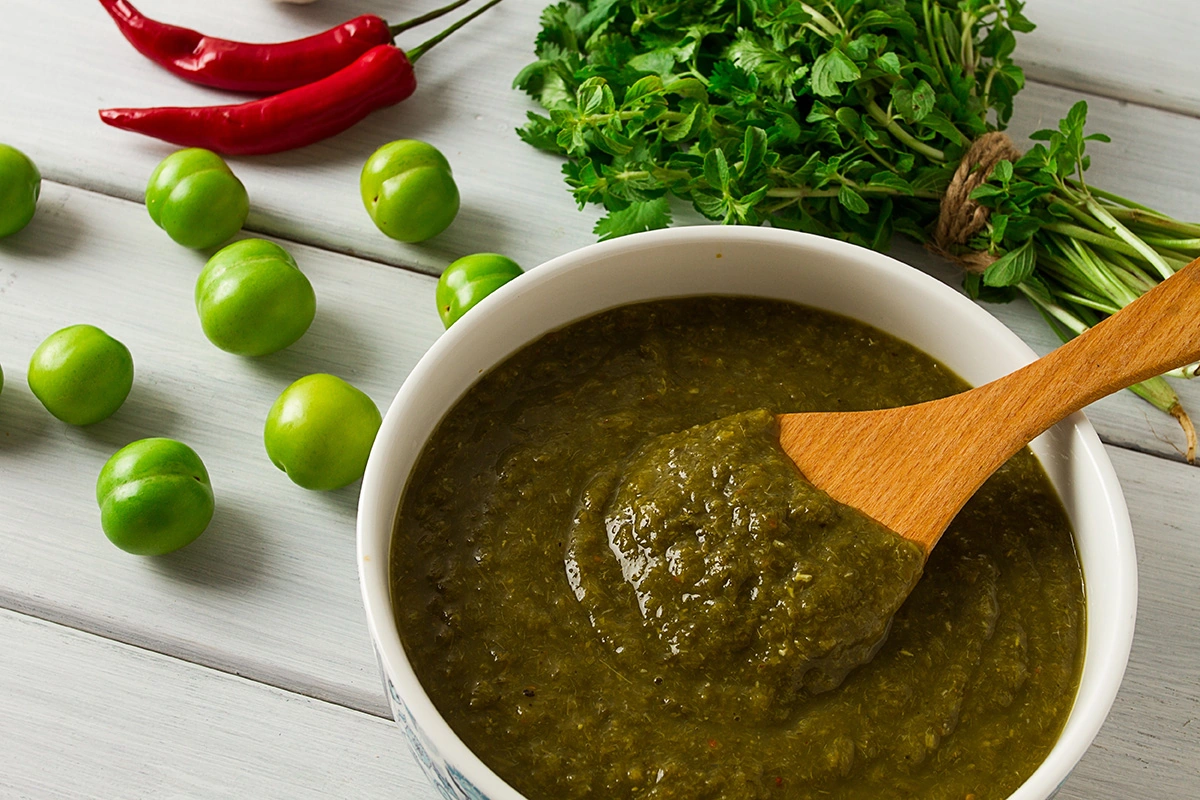 Это традиционный грузинский соус, который подают к мясным блюдам