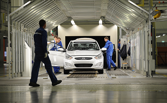 Автомобиль Hyundai Solaris в сборочном цехе завода по производству автомобилей