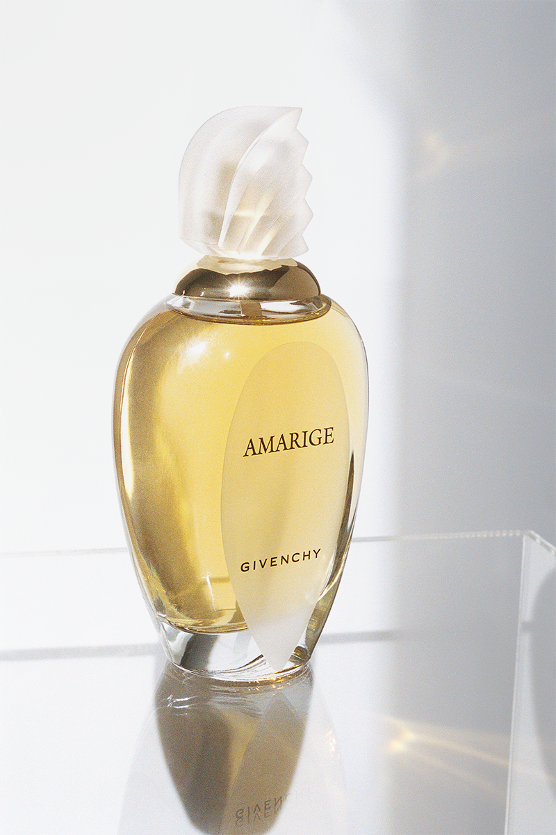 Amarige

Вдохновением для выпущенного в 1991 году парфюма стала легендарная модель Беттина Грациани: аромат с нотами мимозы и флердоранжа стал таким же ярким и солнечным, как ее улыбка, а флакон своими очертаниями напомнил знаменитую блузку, которую сшил для нее тогда еще молодой кутюрье.
