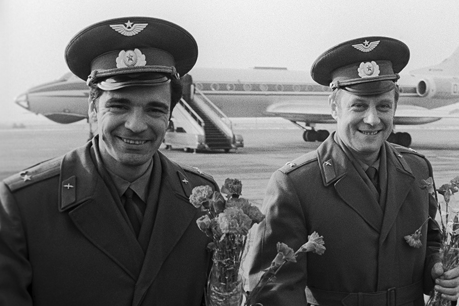 Члены экипажа космического корабля Вячеслав Зудов (слева) и Валерий Рождественский