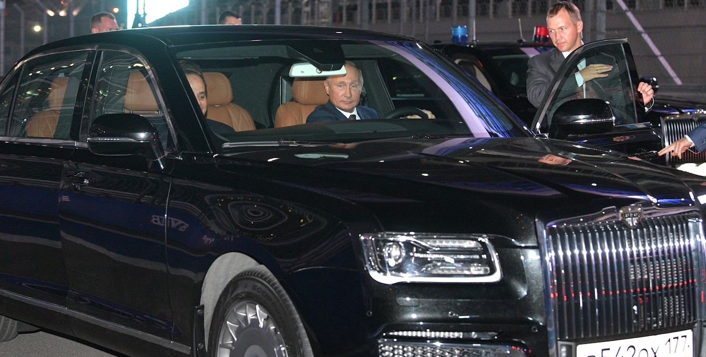 Путин проехал на седане Aurus по гоночной трассе в Сочи