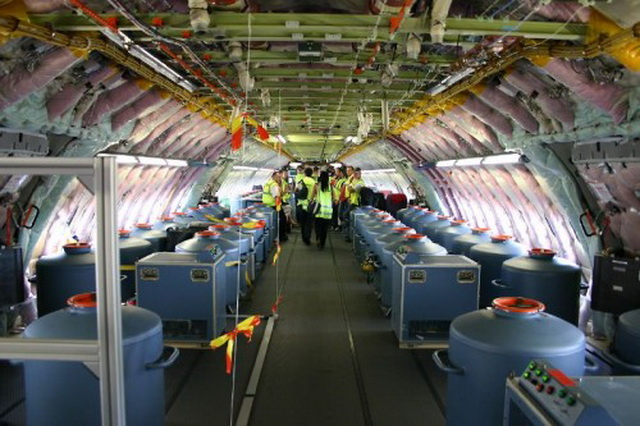 Балластные бочки в салонах самолета, которые конспирологи называют цистернами с аэрозолями