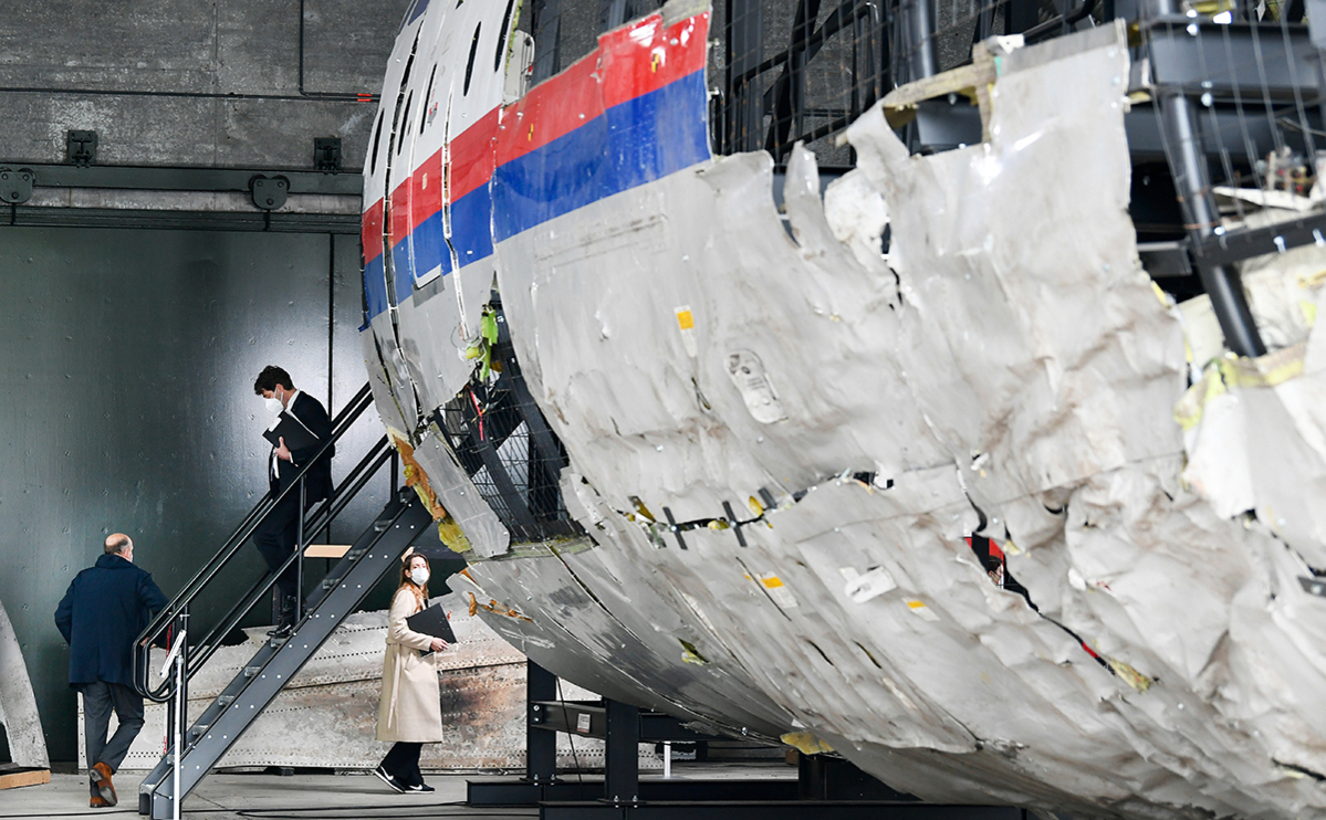 Судьи во время осмотра реконструкции потерпевшего крушение на Украине в июле 2014 года Boeing