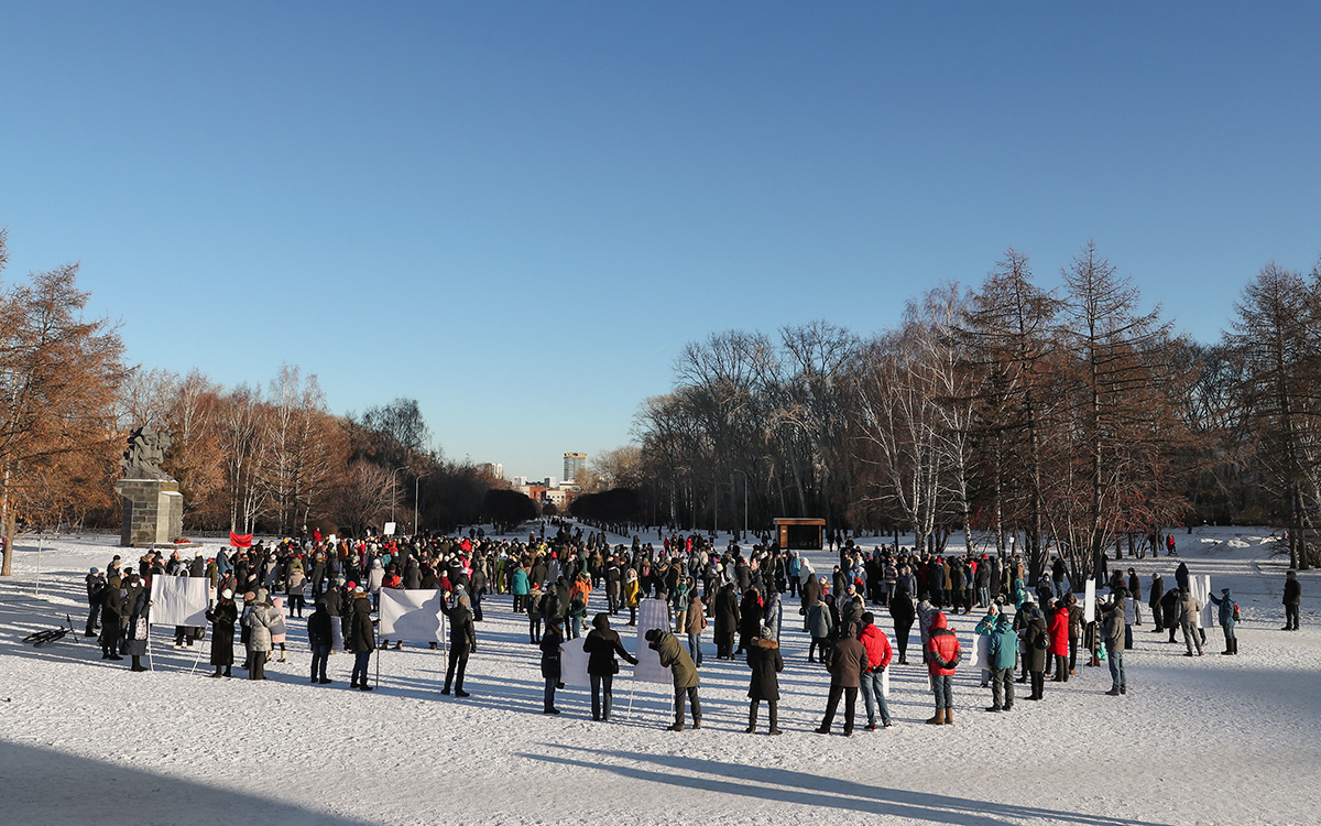 В екатеринбурге проходит. Митинг в Екатеринбурге. 100 Человек на фото. Фото с пикета Екатеринбург.