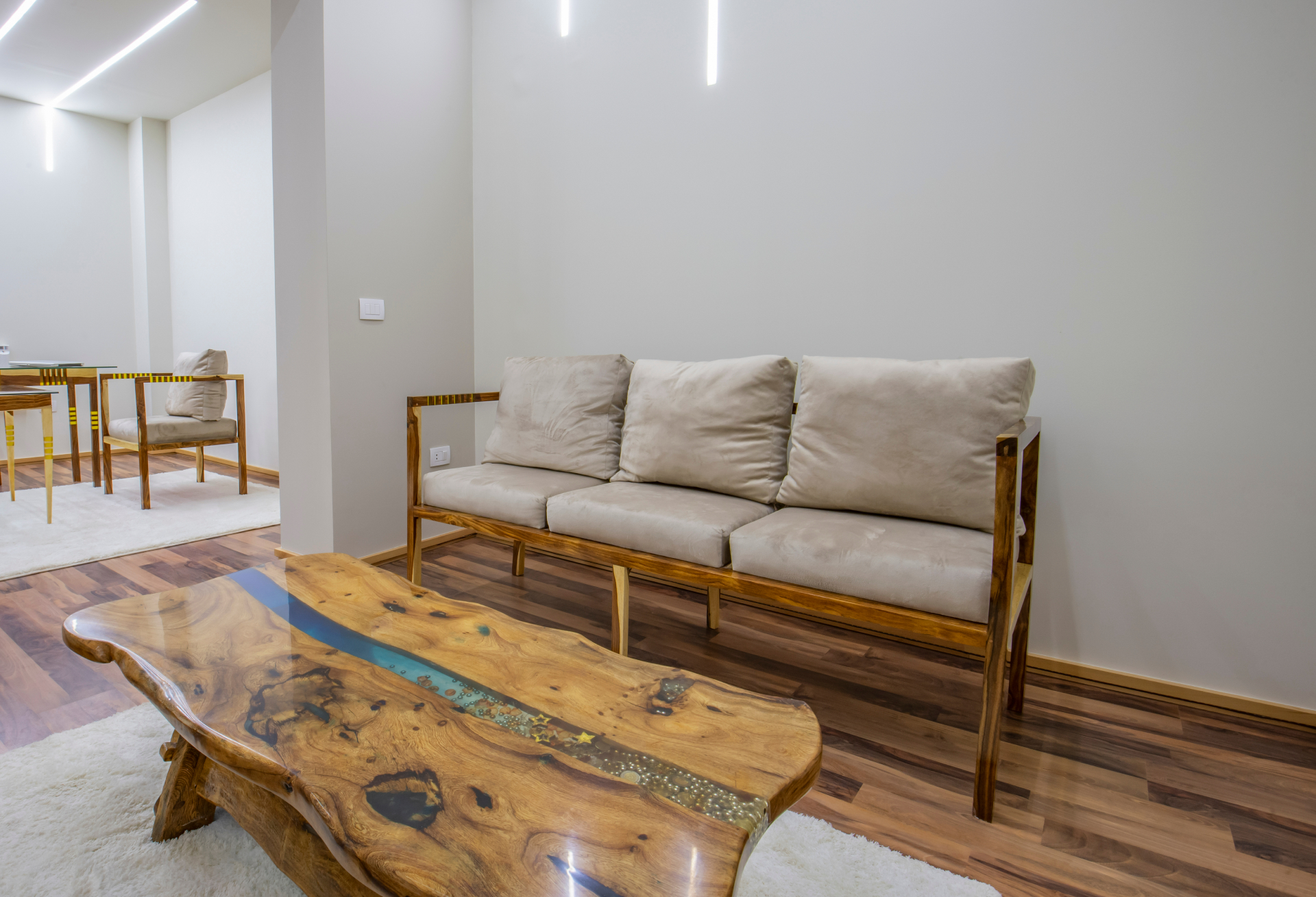 Мебель на низких ножках или подставке используется как элемент декора в гостиных, спальнях и коридоре