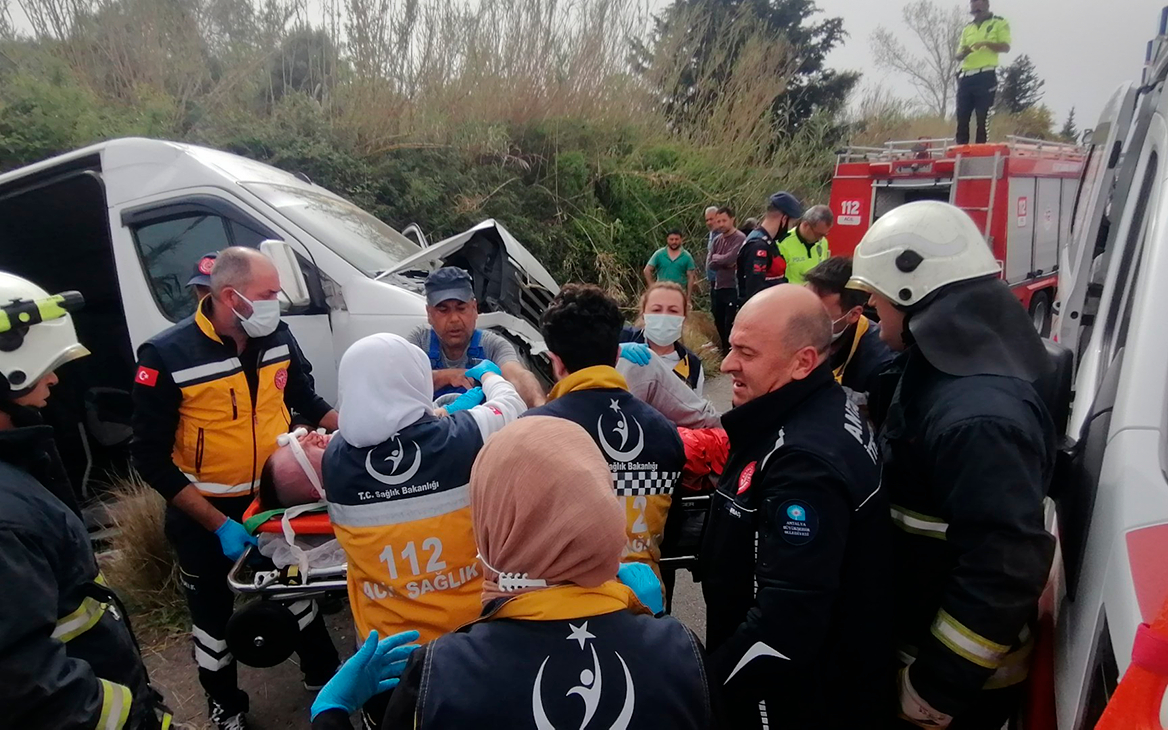 В Анталье в аварии с микроавтобусом пострадали 12 человек
