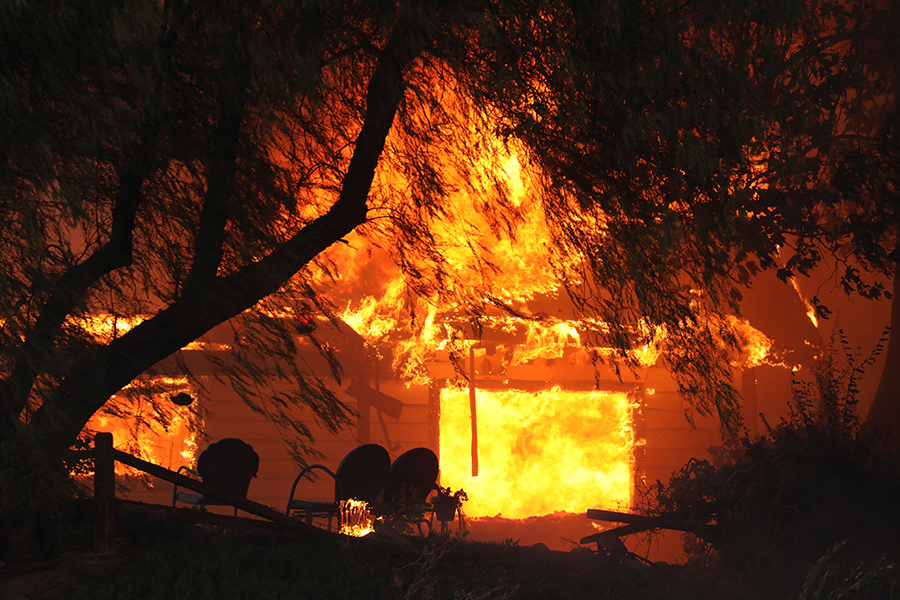 На фото: город&nbsp;Хемет, Калифорния, 5 сентября

По данным Cal Fire от 7 сентября, общая площадь пожаров в Калифорнии составляет более 32 тыс. акров (около 13 тыс. га). The Guardian со ссылкой на власти штата&nbsp;сообщает, что там&nbsp;ожидается жаркая&nbsp;и сухая погода&nbsp;с плохим восстановлением относительной влажности в течение ночи. Особенности рельефа и критически низкий уровень влажности затрудняют построение линии сдерживания огня