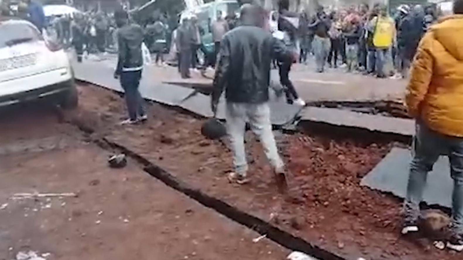 В Йоханнесбурге из-за взрыва газа провалился асфальт. Видео