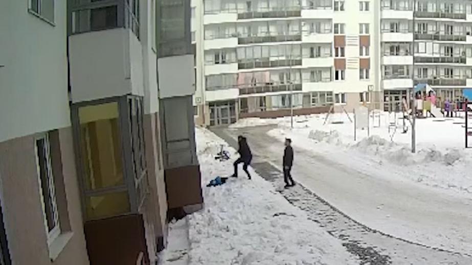 В Екатеринбурге на трехлетнего ребенка с крыши упала глыба льда