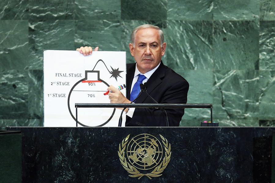 Биньямин Нетаньяху демонстрирует схему бомбы, чтобы описать ядерную программу Ирана, выступая перед Генассамблеей ООН в сентябре 2012 года
