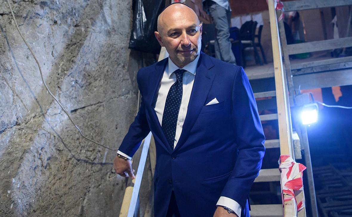 paparazzza / Shutterstock