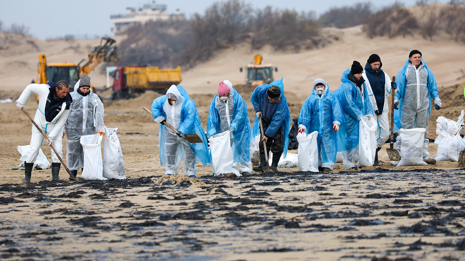 <p>Уборка пляжей в Анапе после разлива мазута в Черном море. 25 декабря 2024 года</p>