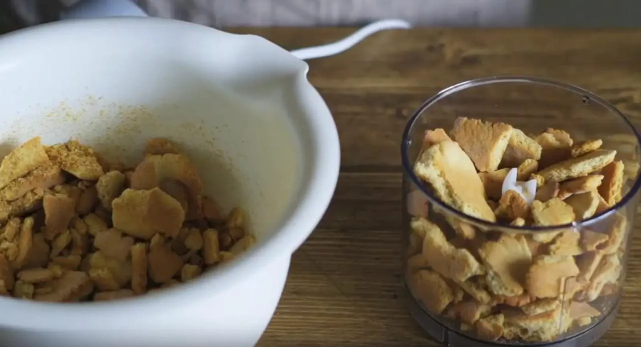 Сделайте крошку из обрезков коржей