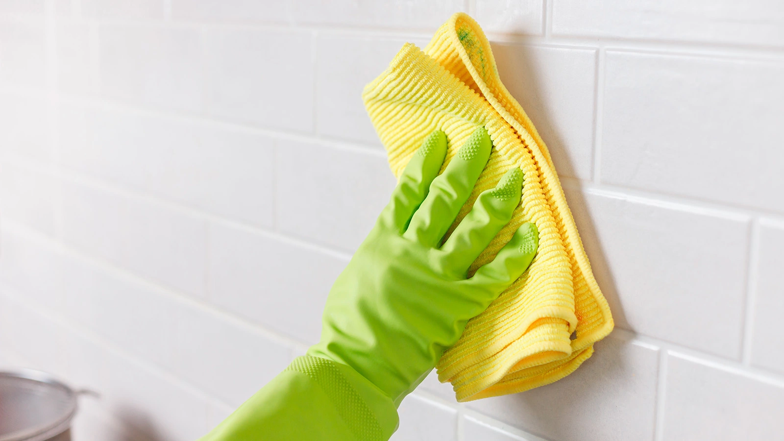 Керамическую плитку можно отмыть с помощью подручных средств