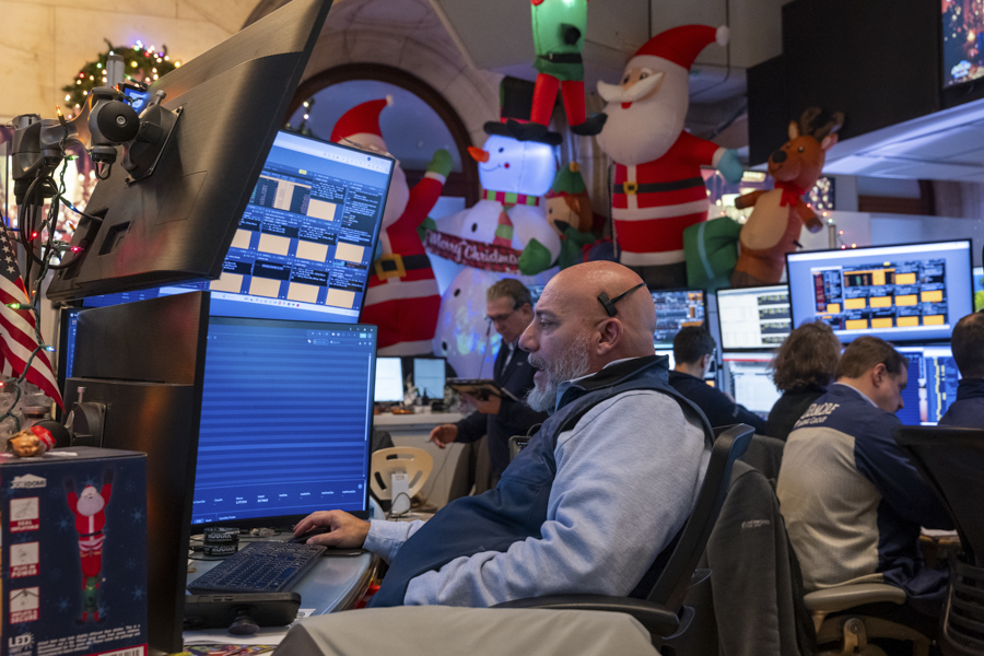 Работники Нью-Йоркской фондовой биржи во время сокращенного рабочего дня накануне Рождества.