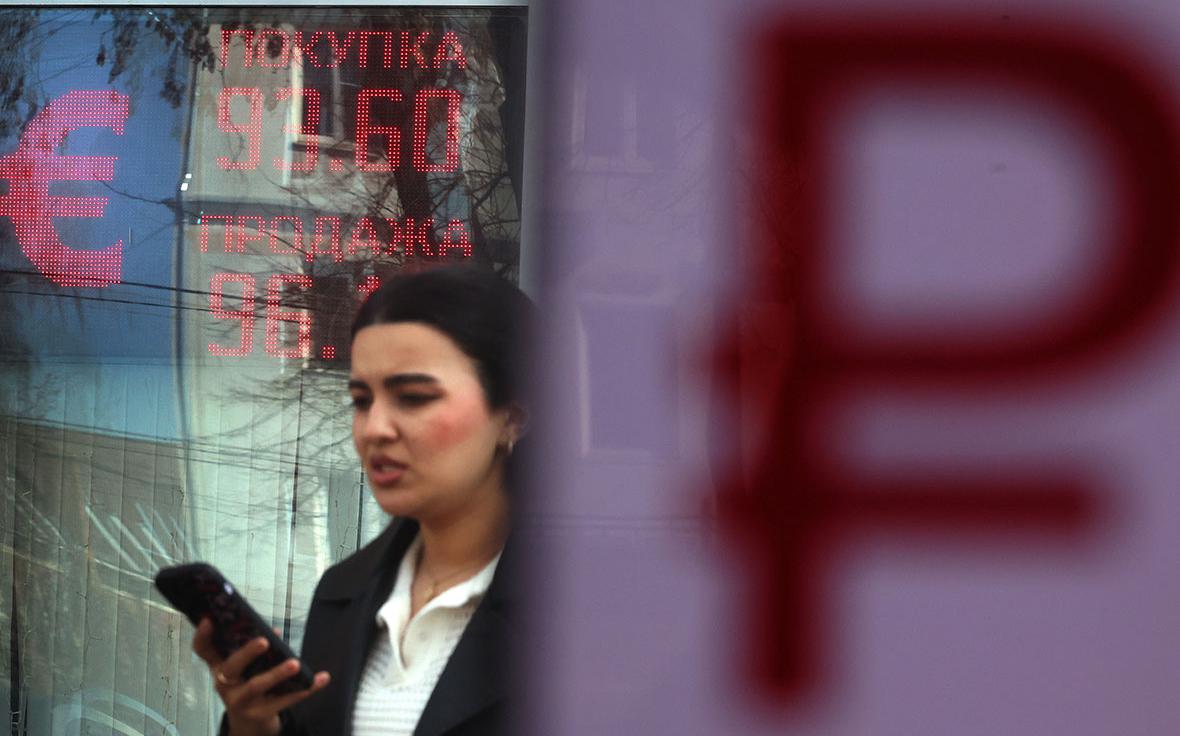 Что будет с рублем к концу года и стоит ли покупать валютные активы
