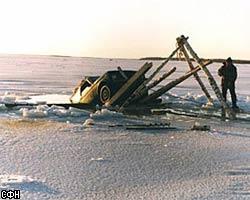 Машины ушли под лед на Онежском озере, есть жертвы