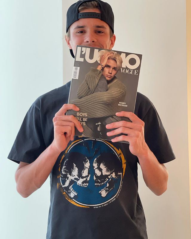 Ромео с журналом L&#39;Uomo Vogue со своим фото на обложке