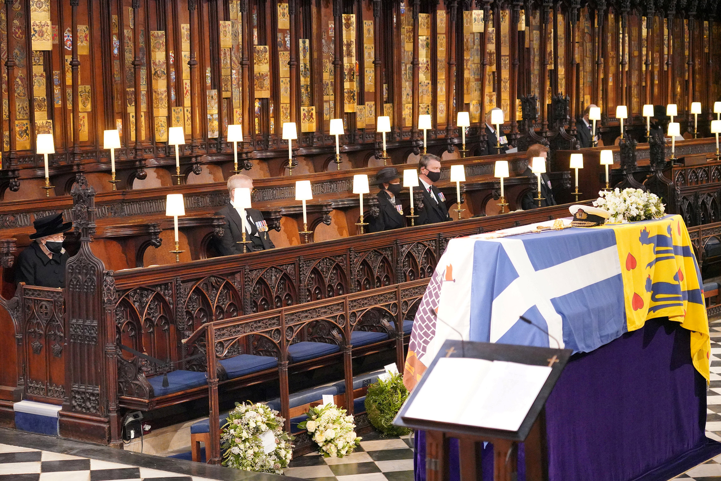 Королева Елизавета (слева) на траурной церемонии в день похорон ее супруга принца Филиппа в часовне Святого Георгия при Виндзорском замке, 17 апреля 2021 года.

Герцог Эдинбургский умер 9 апреля 2021 года в возрасте 99 лет. По воле самого принца Филиппа и из-за пандемии число посетителей похорон было ограничено