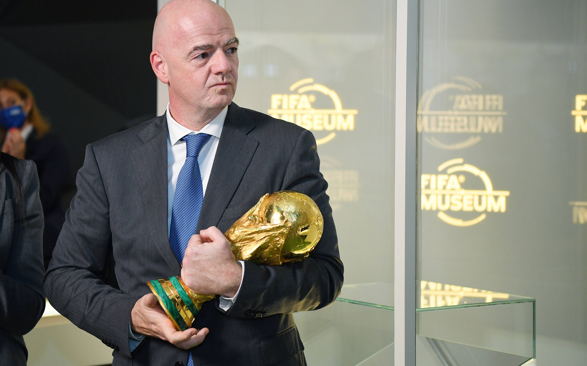 Глава ФИФА уклонился от вопроса о врученном Путиным Ордене Дружбы