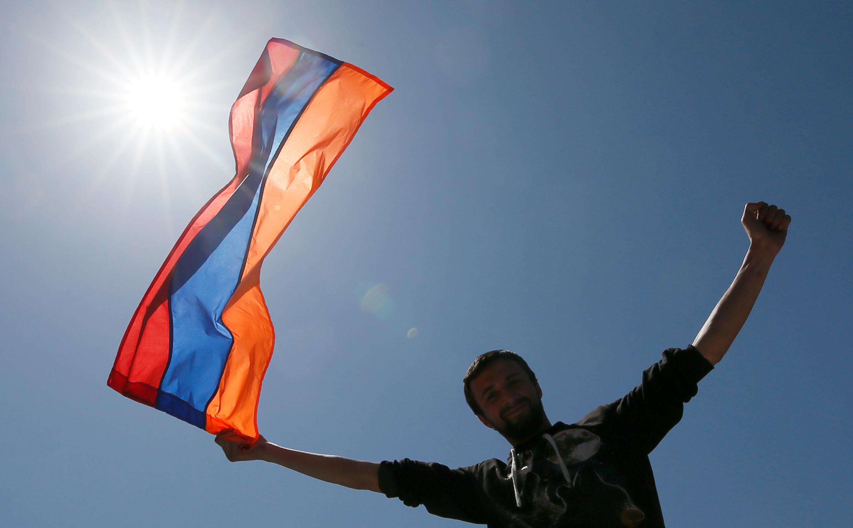 Парни с флагом Армении