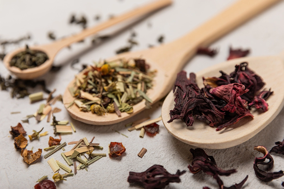 Травяные смеси здесь — это вам не непонятный «фиточай» в пакетиках из московской аптеки, а настоящие аптекарские сборы, составленные людьми, которые знают, что и в какой день лета необходимо собирать, чтобы трава не потеряла свою целебную силу