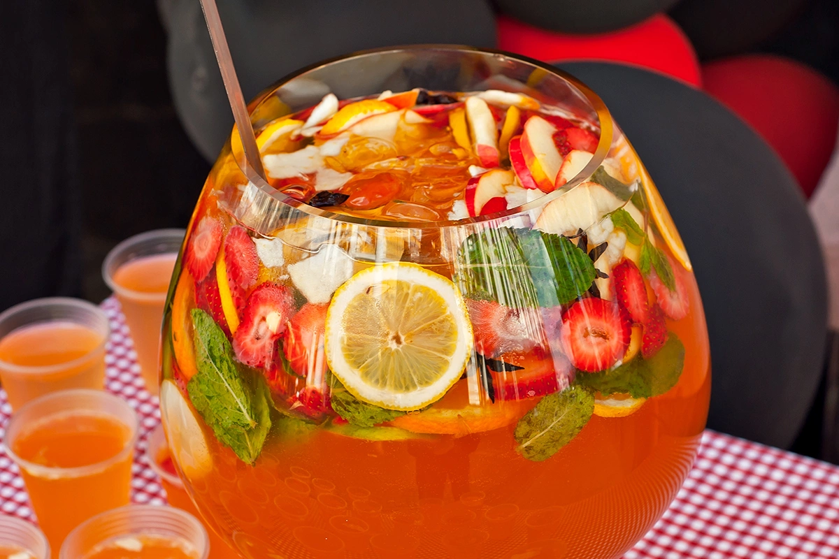 Пунш — это классический коктейль для вечеринок, поэтому готовят его всегда много, из расчета на большую компанию