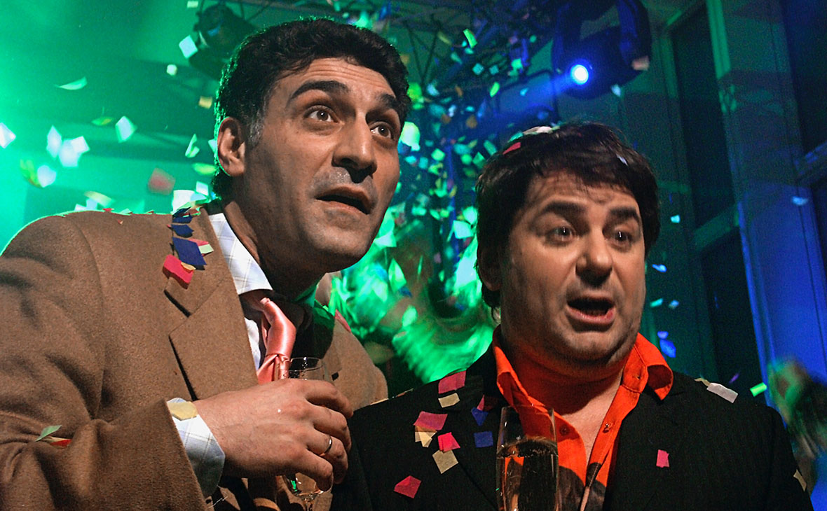 На фото&nbsp;&mdash; Кеосаян с актером и продюсером Александром Цекало на съемках новогодней программы, 2003 год. 

Вернувшись через два года из армии, будущий режиссер почувствовал себя в другой стране&nbsp;&mdash; вовсю шла перестройка. Кеосаян&nbsp;рассказывал, что участвовал&nbsp;в августовских событиях 1991 года, хотя позднее расценивал этот шаг&nbsp;крайне критически: &laquo;В 25 лет в 1991 году я провел сутки у Белого дома&nbsp;&mdash; сейчас я того себя убил&nbsp;бы, просто разорвал&nbsp;бы на куски. По исходу многих лет я понимаю, что стоял и защищал не демократию, а развал той страны, в которой я родился&raquo;. В другом интервью он говорил: &laquo;В 1991 году мы потеряли страну&raquo;.

С 1989 года Кеосаян появлялся в кино в эпизодических ролях, а в 1992 году представил свой первый фильм&nbsp;&mdash; криминальную мелодраму &laquo;Катька и Шиз&raquo;. А пять лет спустя выпустил свой лучший согласно рейтингу &laquo;Кинопоиска&raquo;&nbsp;фильм&nbsp;&mdash; комедию &laquo;Бедная Саша&raquo;, главную роль в которой&nbsp;исполнил Александр Збруев.

Режиссер рассказывал, что в 1990-е прожил в США около двух лет и окончательно вернулся в Россию только в 1998 году. Своей временный переезд Кеосаян объяснял потребностью в самореализации&nbsp;&mdash; в те годы&nbsp;кино в России &laquo;остановилось&raquo;.