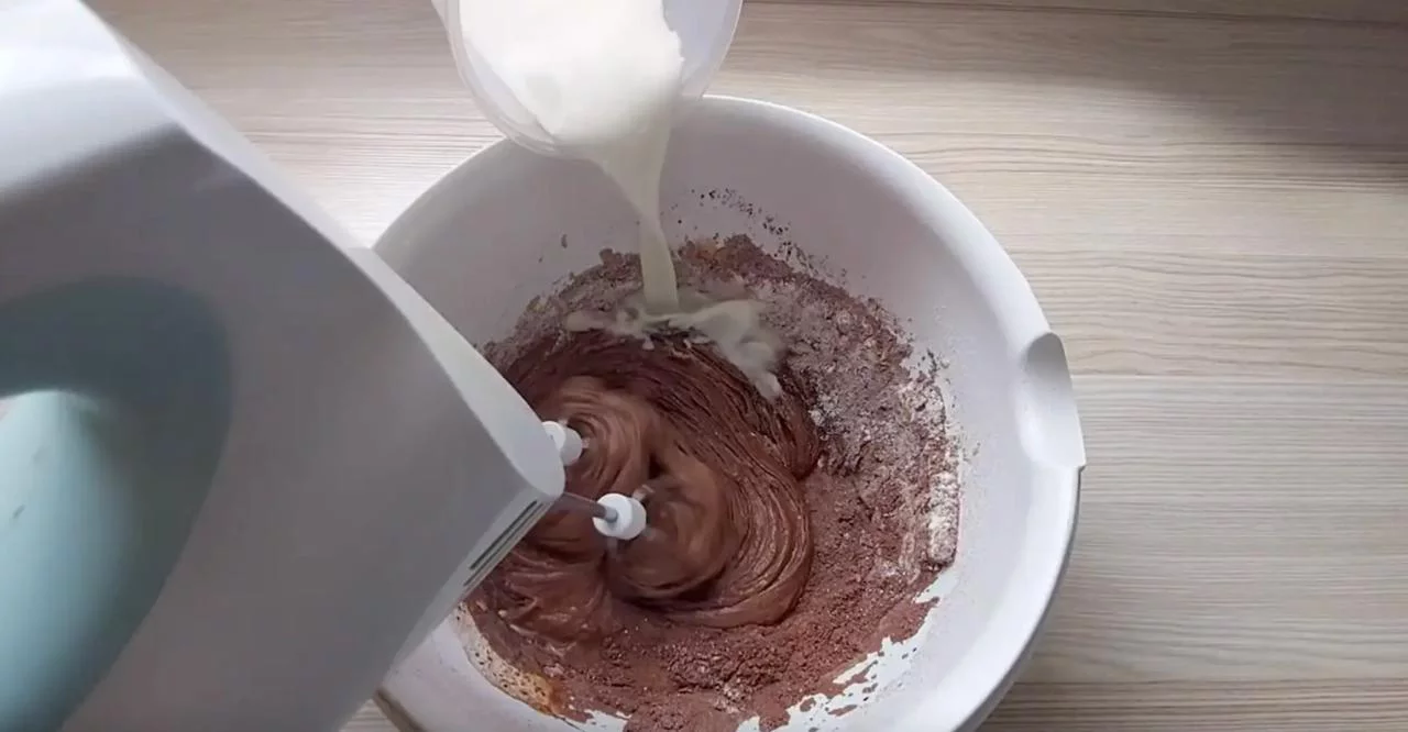 Постепенно вливайте молоко