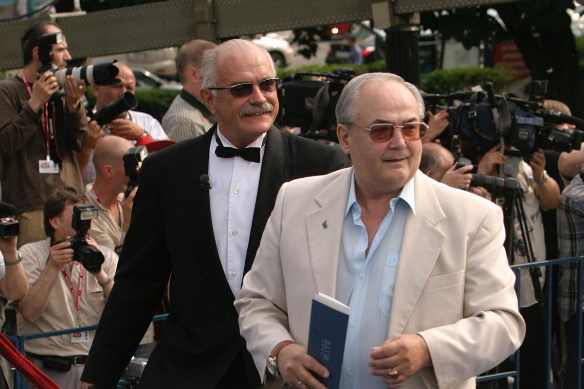 Никита Михалков и народный артист России, актер и режиссер Всеволод Шиловский (слева направо) на церемонии открытия кинофестиваля в 2006 году