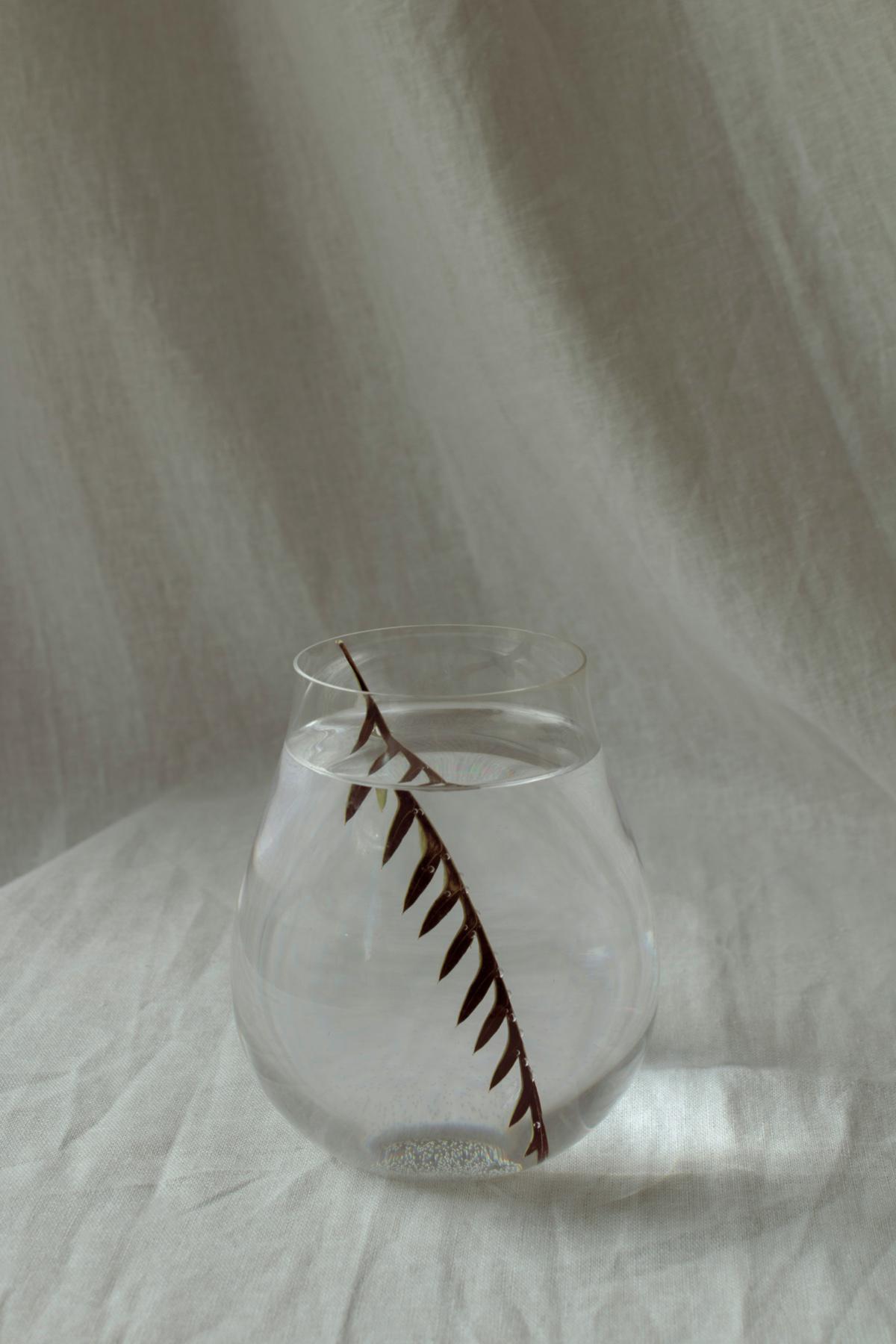 Обезвоживание часто вызывает сонливость и усталость. Для поддержания энергии на должном уровне достаточно выпивать несколько стаканов чистой воды в день