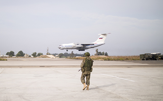 Российский солдат на&nbsp;авиабазе Хмеймим в Сирии
